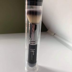It Cosmetics Flat Top Buffing Foundation Brush